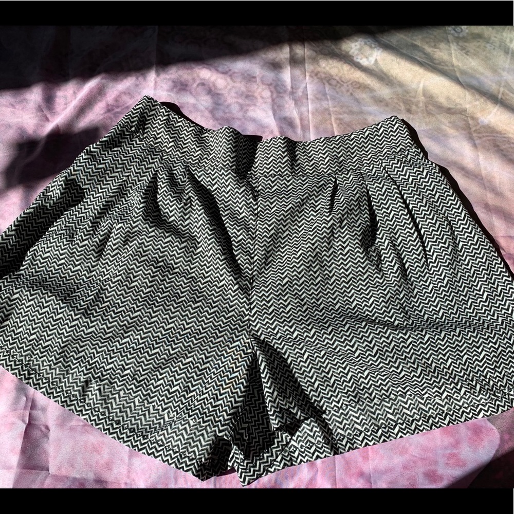 AMERICAN EAGLE LOOSE PATTERN SHORTS